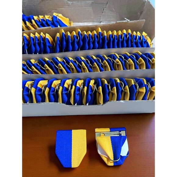 Lot of 84 NEW 1 1/2” Blue & Gold Pin Drape - Picture 1 of 7